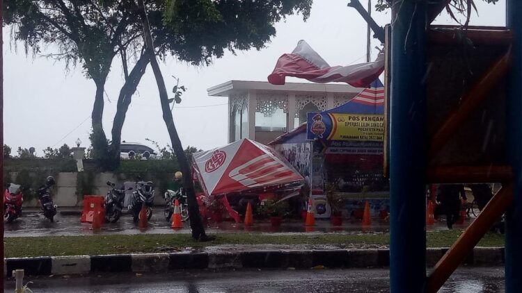 Angin Kencang, Tenda Pospam Operasi Lilin di Pantai Padang Ambruk 1 Tenda Pos Pengamanan Operasi Lilin 2022 di kawasan Pantai Padang ambruk terkena angin kencang dan hujan pada Jumat (30/12/2022). (Foto: Istimewa/radarsumbar.com)