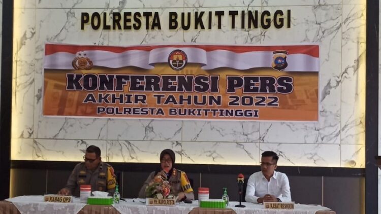 Jajaran Polresta Padang melakukan ekspos penanganan perkara selama tahun 2022 di Aula Mapolresta Bukittinggi. (Foto: Ikhwan/radarsumbar.com)