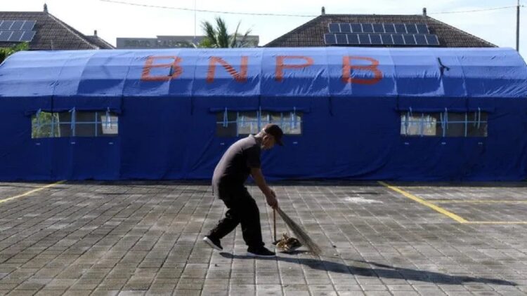 Gempa Bali akibatkan dua Orang Terluka dan 46 Bangunan Rusak 1 Petugas pada Rabu (14/12/2022) membersihkan area di sekitar tenda yang didirikan di halaman RSUD Kabupaten Karangasem, Provinsi Bali, guna mengantisipasi dampak gempa susulan setelah gempa dengan magnitudo 5,2 yang melanda wilayah Karangasem pada Selasa (13/12/2022) pukul 18.38 WITA. (ANTARA/ Nyoman Hendra Wibowo/wsj)