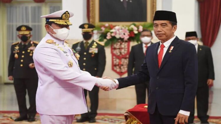 Presiden Joko Widodo (kanan) berjabat tangan dengan Panglima TNI Laksamana TNI Yudo Margono saat acara pelantikan di Istana Negara, Jakarta, Senin (19/12/2022). (ANTARA FOTO/Akbar Nugroho Gumay/foc)