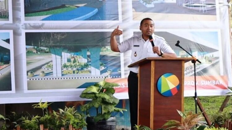 Wakil Gubernur Sumbar Audy Joinaldy dengan latar desain taman yang akan dibangun sedang menyampaikan sambutannya pada peletakan batu pertama pembangunan taman di Fly Over BIM di Kecamatan Batang Anai, Padangpariaman Rabu. (ANTARA/Aadiaat M. S.)