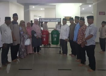 Bantuan tong sampah dari Semen Padang untuk Masjid Raya Sumbar