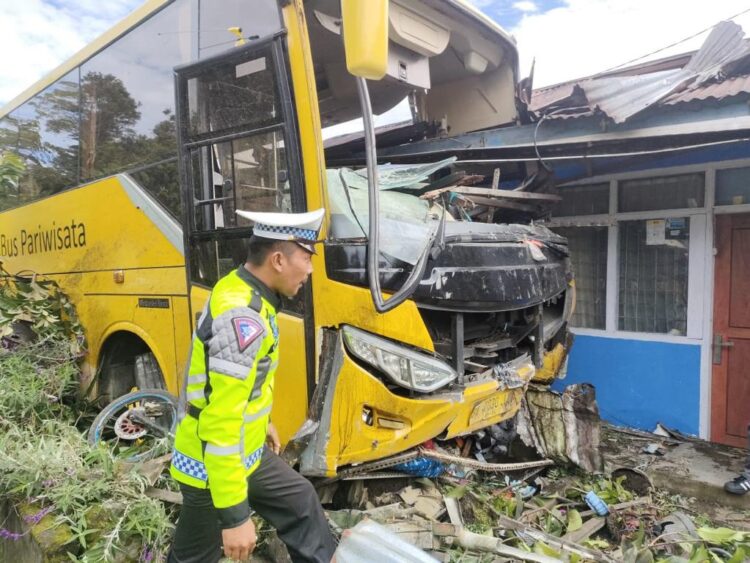 Bus Pariwisata Tabrak Rumah, Motor hingga Pejalan Kaki di Tanahdatar 1 Polisi melakukan olah TKP kecelakaan tunggal bus pariwisata yang menghantam rumah penduduk, motor hingga warga di Kotobaru, Kecamatan X Koto, Kabupaten Tanahdatar, Kamis (15/12/2022) pagi. (Dok. Polres Padangpanjang)