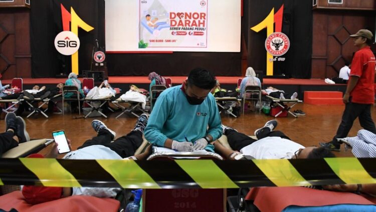 Donor darah di GSG Semen Padang, Selasa (27/12/2022).
