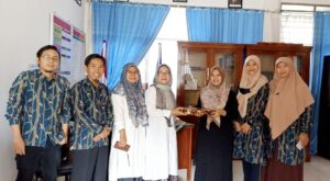 dosen dari Prodi Bahasa Inggris Unidha menyerahkan cenderamata kepada guru SMA Ekasakti Padang