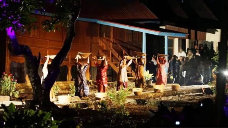 Jadi Ciri Khas Minangkabau, Pemkab Solsel Dorong Pelestarian Budaya Matrilineal 1 Salah satu kegiatan di Festival Sumarak Nagari Perempuan di Kawasan Saribu Rumah Gadang, Koto Baru, Kecamatan Sungai Pagu, Kabupaten Solok Selatan, Sabtu (10/12/2022) malam. (ANTARA/HO-Diskominfo Solok Selatan)