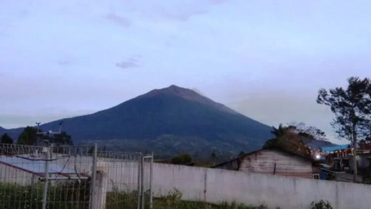 Kondisi Gunung Kerinci, Kabupaten Kerinci, Jambi pada Kamis (22/12/2022) pagi. (ANTARA/HO-Pos Pengamatan Gunung Api Kerinci)