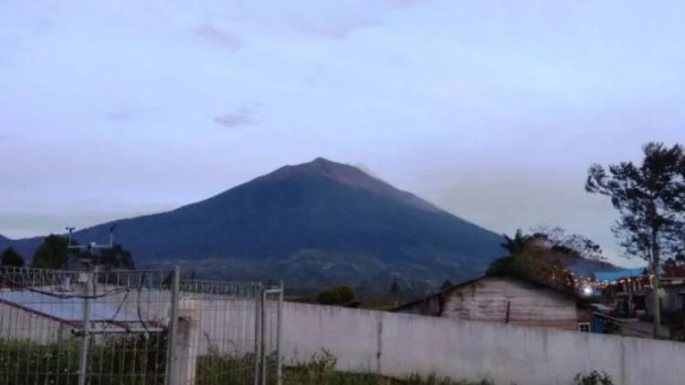 Kondisi Gunung Kerinci, Kabupaten Kerinci, Jambi pada Kamis (22/12/2022) pagi. (ANTARA/HO-Pos Pengamatan Gunung Api Kerinci)