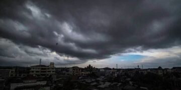 ilustrasi badai ekstrem