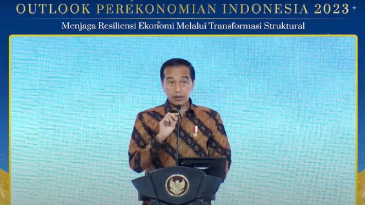 Presiden Joko Widodo memberikan kata sambutan dalam acara Outlook Perekonomian Indonesia 2022 di Hotel Ritz-Carlton, Jakarta pada Rabu (21/12 - 2022). Dok. Yotube Kemenko Perekonomian RI.