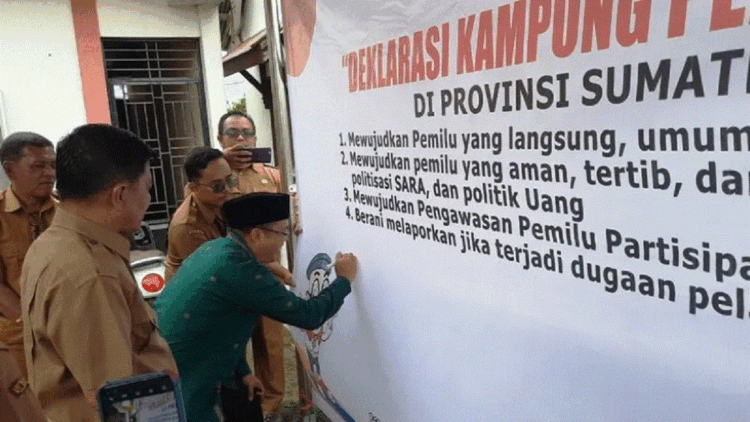 Ketua Bawaslu Sumbar Alni sedang menandatangani Deklarasi Pengawas Pemilu di Desa Naras Hilir, Kecamatan Pariaman Utara, Selasa. (ANTARA/Aadiaat M. S.)