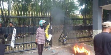 Tuntut Pembangunan Stadion, Suporter PSM Rusak Kantor Gubernur Sulsel