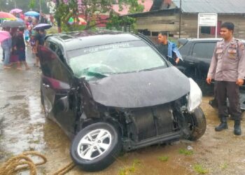 Satu unit minibus ringsek usai dihantam kereta api di Padang Pariaman.
