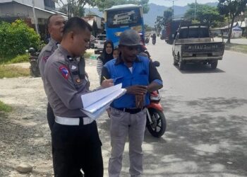 Petugas Unit Lakalantas Polresta Padang memeriksa sopir Trans Padang terkait kecelakaan pada Senin siang di Jalan Bypass, Pasa Ambancang, Kecamatan Kuranji.