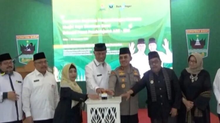 Gubernur Sumbar Mahyeldi Ansharullah (tengah) meresmikan Masjid Raya Sumbar sebagai pusat pembelajaran budaya Minangkabau, Rabu, (28/12) di Padang.