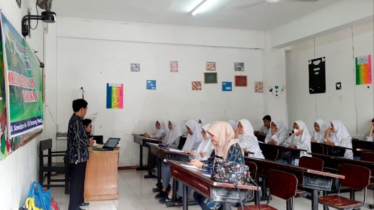 Tim PKM Prodi Sastra Inggris Unidha Beri Pelatihan TOEFL Gratis di SMA Eka Sakti Padang 1 Pelatihan TOEFL di SMA Eka Sakti Padang
