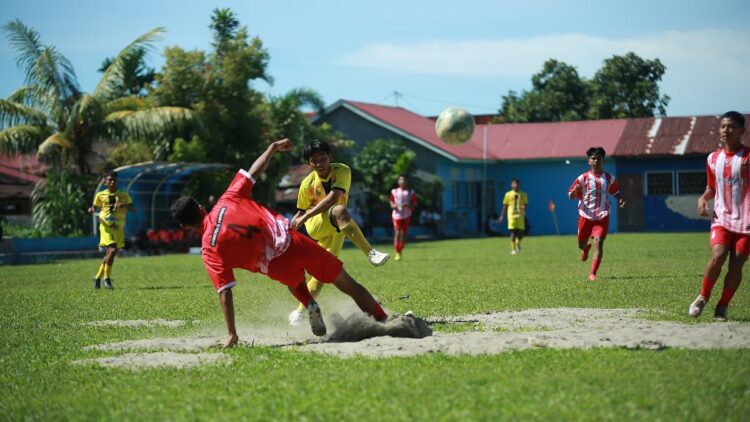 PSG Gadut Pastikan Tiket 8 Besar Piala Soeratin U-15 Sumbar 1 Pemain PSG saat berebut bola dengan pemain PSP.