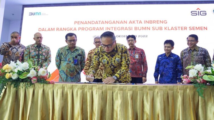 Wakil Menteri BUMN II, Kartika Wirjoatmodjo (kanan) dan Direktur Utama SIG, Donny Arsal (kiri) saat penandatanganan Akta Inbreng dalam rangka program integrasi BUMN Sub Klaster Semen, di Kantor Kementerian BUMN, Jakarta (19/12/2022).
