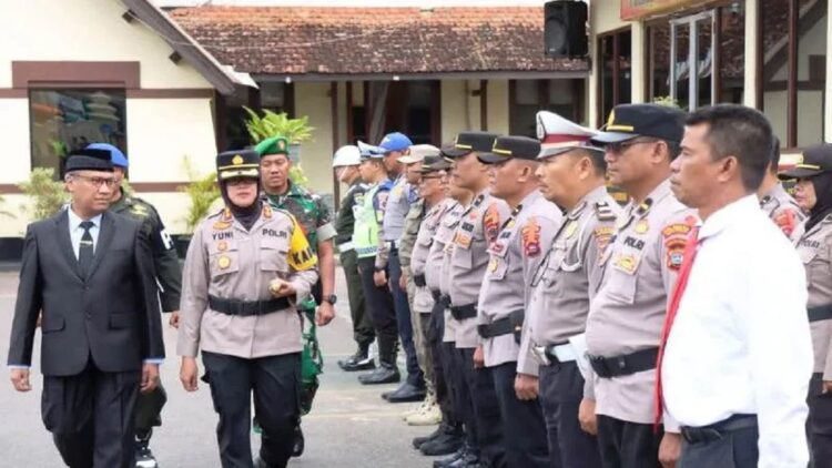 585 Personel Gabungan Amankan Nataru di Bukittinggi, Disebar di 9 Pos Pengamanan dan Pelayanan 1 Plt. Kapolresta Bukittinggi, AKBP Wahyuni Sri Lestari didampingi Wakil Wali Kota Bukittinggi, Marfendi saat memeriksa pasukan di Apel Gelar Pasukan pengamanan Nataru 2022. (ANTARA/Alfatah)