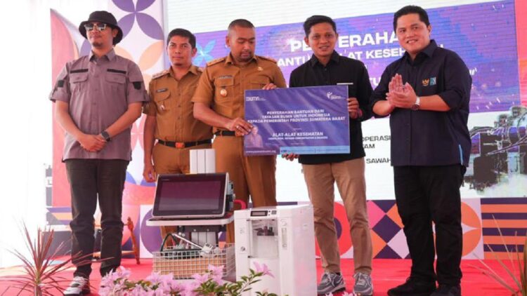 Menteri Erick Thohir Berkunjung ke Sumbar, Yayasan BUMN untuk Indonesia Bantu Alat Kesehatan kepada Pemprov Sumbar 1 Penyerahan bantuan dari Yayasan BUMN ke Pemprov Sumbar yang disaksikan Menteri Erick Thohir.