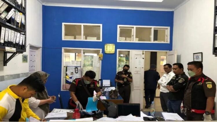 Tim dari Kejaksaan Negeri Solok Selatan menggeledah kantor Dinas Perindustrian, Perdagangan, Koperasi dan UKM Solok Selatan untuk mencari bukti dugaan korupsi pembangunan sentra kopi. (Antara/HO-Kejari Solok Selatan)