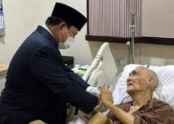Prabowo Besuk Try Sutrisno di RSPAD, Saling Tatap Muka dan Menggenggam Tangan
