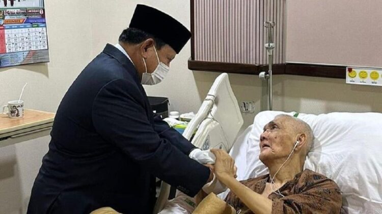 Menhan Prabowo Subianto menjenguk Wapres RI ke-6 Try Sutrisno di RSPAD. (Foto: dok. Instagram Prabowo Subianto)