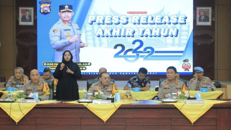 Polda Sumbar Pastikan Pidana Menurun Selama Tahun 2022 1 Press release akhir tahun Polda Sumbar. (Humas)