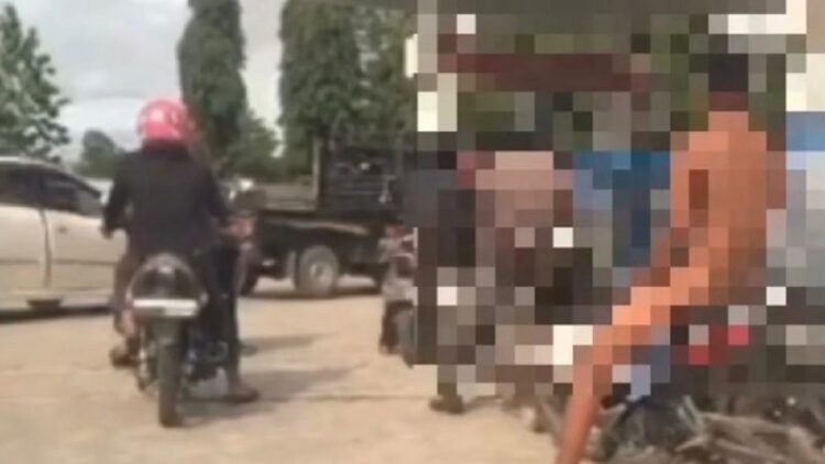 Pria di Konawe Selatan ikut antrean di SPBU telanjang bulat. (dok. istimewa/tangkapan layar)