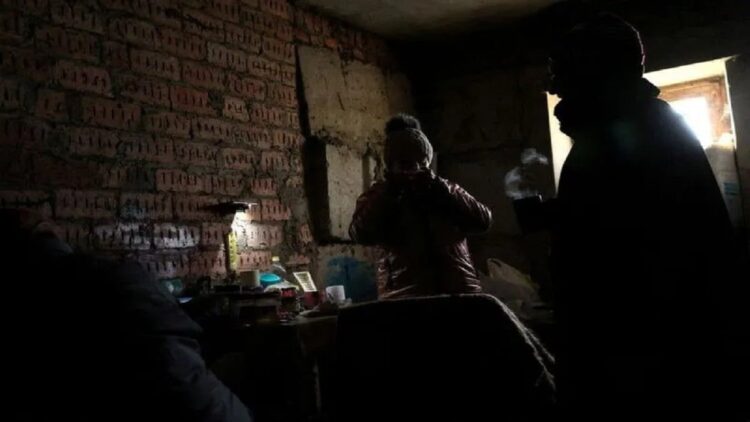 Lilia (44) dan Olexii (42) menyesap teh panas dalam cahaya redup di ruang bawah tanah sebuah gedung apartemen tempat mereka tinggal tanpa listrik, air, atau pemanas, setelah bangunan tempat mereka tinggal dibom seminggu lalu, ketika invasi Rusia di Ukraina berlanjut, di Siversk, Ukraina, 4 Desember 2022. (ANTARA/REUTERS/Leah Millis/as)