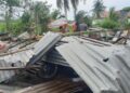 Kondisi material rumah yang rusak akibat bencana angin puting beliung di Nagari Pilubang, Kecamatan Sungai Limau, Kabupaten Padang Pariaman, Sumbar. (ANTARA/Aadiaat M. S)