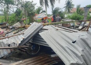 Kondisi material rumah yang rusak akibat bencana angin puting beliung di Nagari Pilubang, Kecamatan Sungai Limau, Kabupaten Padang Pariaman, Sumbar. (ANTARA/Aadiaat M. S)