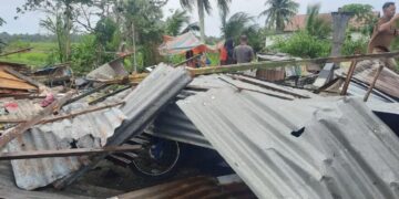 Padang Pariaman Alami Kerugian Rp1,8 Miliar Akibat Bencana 8 Kondisi material rumah yang rusak akibat bencana angin puting beliung di Nagari Pilubang, Kecamatan Sungai Limau, Kabupaten Padang Pariaman, Sumbar. (ANTARA/Aadiaat M. S)