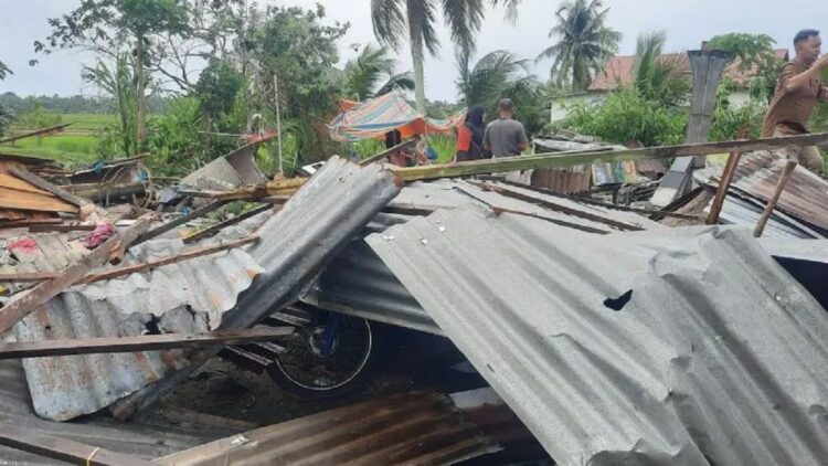 Padang Pariaman Alami Kerugian Rp1,8 Miliar Akibat Bencana 1 Kondisi material rumah yang rusak akibat bencana angin puting beliung di Nagari Pilubang, Kecamatan Sungai Limau, Kabupaten Padang Pariaman, Sumbar. (ANTARA/Aadiaat M. S)