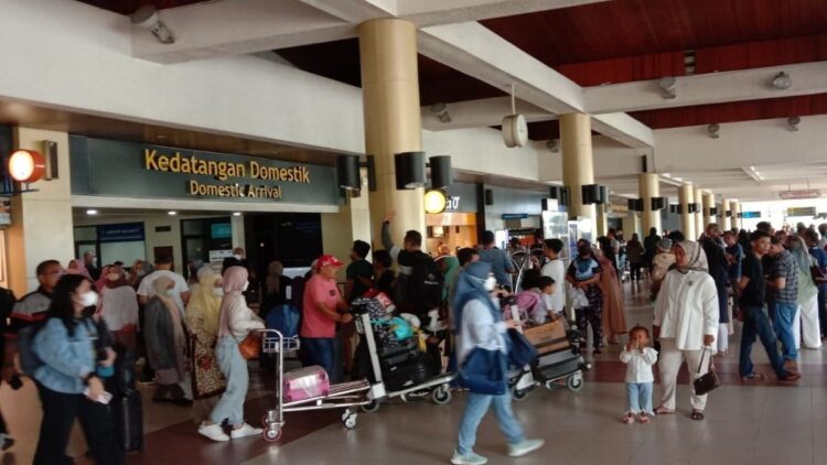 Penerbangan di BIM Meningkat pada Akhir Tahun, Ada Suvenir bagi Penumpang 1 Situasi pintu kedatangan Bandara Internasional Minangkabau (BIM), Kabupaten Padang Pariaman pada Sabtu (31/12/2022) siang. (Dok. Radarsumbar.com)