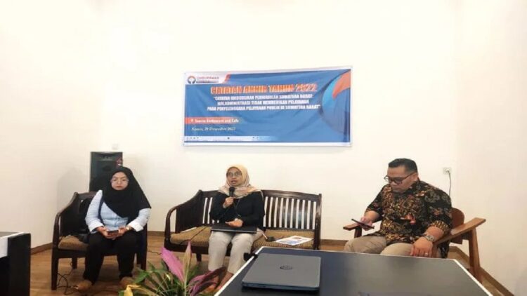 Kepala Ombudsman perwakilan Sumbar Yefri Heriani (tengah) memaparkan catatan akhir tahun pelaporan masyarakat ke Ombudsman di Padang Kamis. (Antara/Ikhwan Wahyudi)