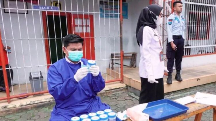 Antisipasi Peredaran Narkotika, Napi-Pegawai Lapas Suliki Limapuluh Kota Dites Urine 1 Pelaksanaan tes urine bagi Warga Binaan Pemasyarakatan dan Pegawai Lapas Kelas III Suliki. (ANTARA/Akmal Saputra)