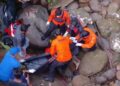 Tim SAR melakukan evakuasi terhadap ASN yang tewas terjatuh di Jembatan Panasahan, Bungus.