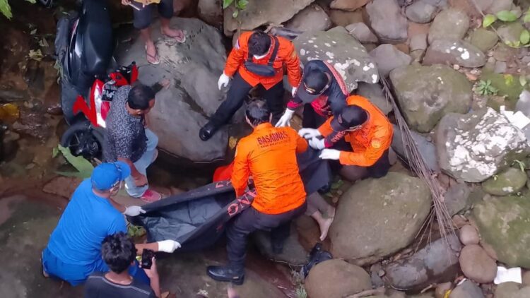 ASN di Padang Tewas Usai Terjatuh di Jembatan Panasahan 1 Tim SAR melakukan evakuasi terhadap ASN yang tewas terjatuh di Jembatan Panasahan, Bungus.