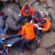 Tim SAR melakukan evakuasi terhadap ASN yang tewas terjatuh di Jembatan Panasahan, Bungus.