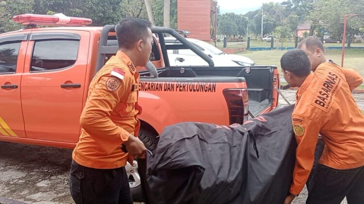 Tim SAR mengevakuasi tubuh korban hanyut di Pasbar