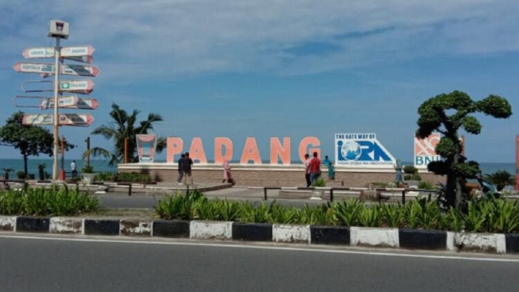 Ini Deretan Tugu Ikonik dan Bersejarah yang Ada di Padang 1 Tugu Padang IORA menjadi salah satu bangunan ikonik di Kota Padang.