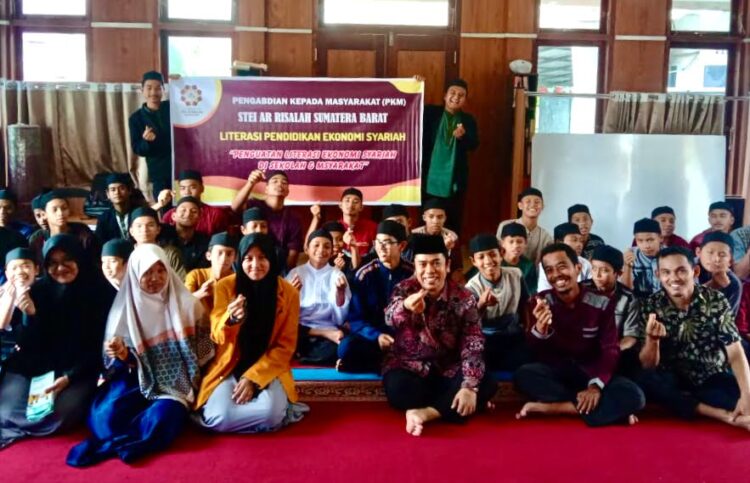H Mulyadi Muslim Lc MA foto bersama santri Surau Anak Soleh Koto Tangah dalam acara pengabdian masyarakat Sekolah Tinggi Ekonomi Islam (STEI) Ar Risalah Sumatra Barat