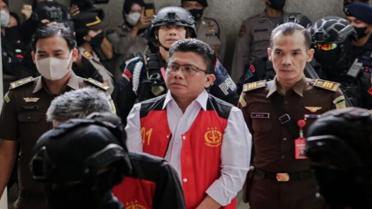 Ferdy Sambo Dituntut Penjara Seumur Hidup Kasus Pembunuhan Berencana Brigadir J 1 Terdakwa kasus pembunuhan berencana terhadap Nofriansyah Yousa Hutabarat atau Brigadir J, Ferdy Sambo (kedua kanan) berjalan menuju ruang sidang di Pengadian Negeri Jakarta Selatan, Jakarta, Selasa (17/1/2023). ANTARA FOTO/Fauzan/hp. (ANTARA FOTO/FAUZAN)