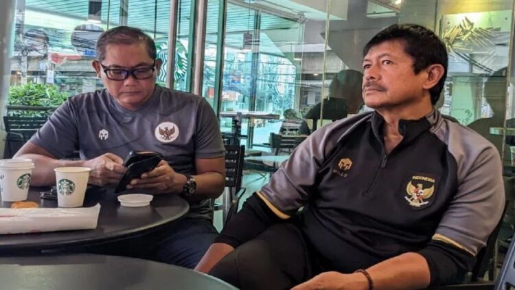 Direktur Teknik PSSI Indra Sjafri (kanan) dan manajer tim nasional Indonesia Sumardji memberikan pernyataan kepada pewarta terkait perkembangan sepak bola Indonesia di Manila, Filipina, Sabtu (31/12/2022). (ANTARA/Michael Siahaan)