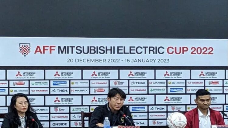 Tak Ingin Bermain Imbang, Indonesia Incar Kemenangan atas Vietnam 1 Pelatih tim nasional Indonesia Shin Tae-yong (tengah) dan penyerang skuadnya Dendy Sulistyawan (kanan) memberikan pernyataan dalam konferensi pers sebelum pertandingan leg kedua semifinal Piala AFF 2022 kontra tuan rumah Vietnam di Kantor VFF, Hanoi, Minggu (8/1/2023). (ANTARA/Michael Siahaan)