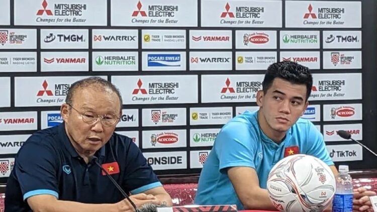 Tundukkan Indonesia, Park Hang-seo: Pertama Kalinya sejak 26 Tahun 1 Pelatih tim nasional Vietnam Park Hang-seo (kiri) dan penyerang Nguyen Tien Linh memberikan pernyataan seusai laga leg kedua semifinal Piala AFF 2022 di Stadion Nasional My Dinh, Hanoi, Senin (9/1/2023). (ANTARA/Michael Siahaan)