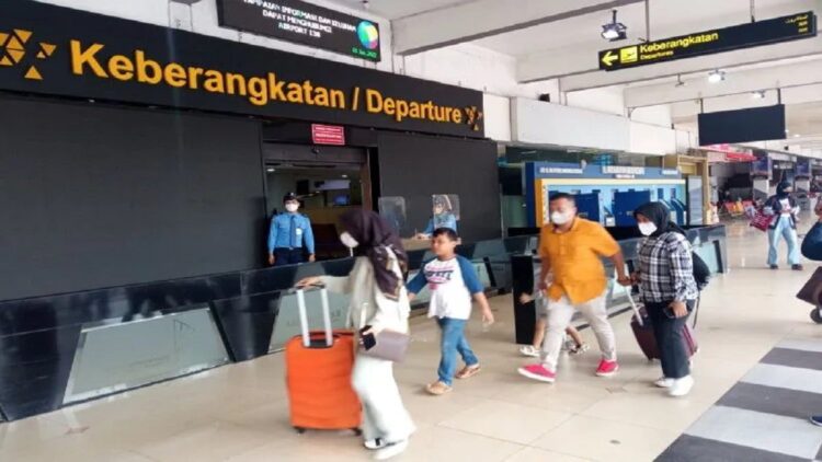 Para penumpang berjalan menuju gerbang keberangkatan di Bandara Halim Perdanakusuma, Jakarta Timur, DKI Jakarta. (Foto: ANTARA/Muhammad Heriyanto)