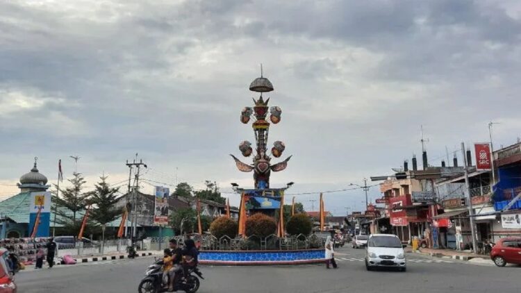 Investasi Sektor Pariwisata di Pariaman Capai Rp12 Miliar pada Triwulan III 2023 1 Pengendara melintas di Simpang Tabuik, Kota Pariaman, Sumbar sebagai ikon kota wisata itu. ANTARA/Aadiaat M. S.