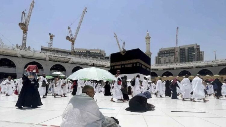 Arab Saudi Berlakukan Pembatasan Umrah dan Akses Makkah jelang Haji 1446 H 1 Jamaah calon haji tawaf mengelilingi Kabah di Masjidil Haram dalam rangkaian ibadah Haji di Kota Suci Mekkah, Arab Saudi, Jumat (1/7/2022). (Dok ANTARA)